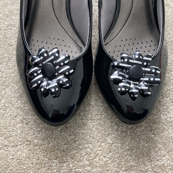 5/$100 🎀 Shoe bows - Picture 1 of 4